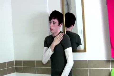 Emo lad Ashley Hawkes Jerks Off His penis In The bath
