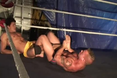 Wrestling wild Bulge (no in nature's garb)