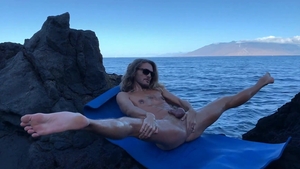 AlternaDudes: Solo Keleb tease big balls