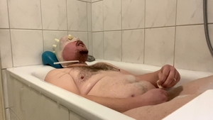 BHDL - THE BREATHTUB 3 - extraordinary LATEXGLOVE BREATHPLAY WITH sperm drinking IN THE BATHTUB -