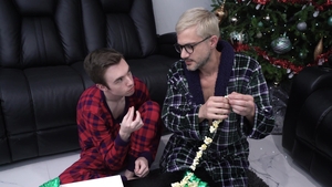 Family Dick: Merry Menorah Muff Diving
